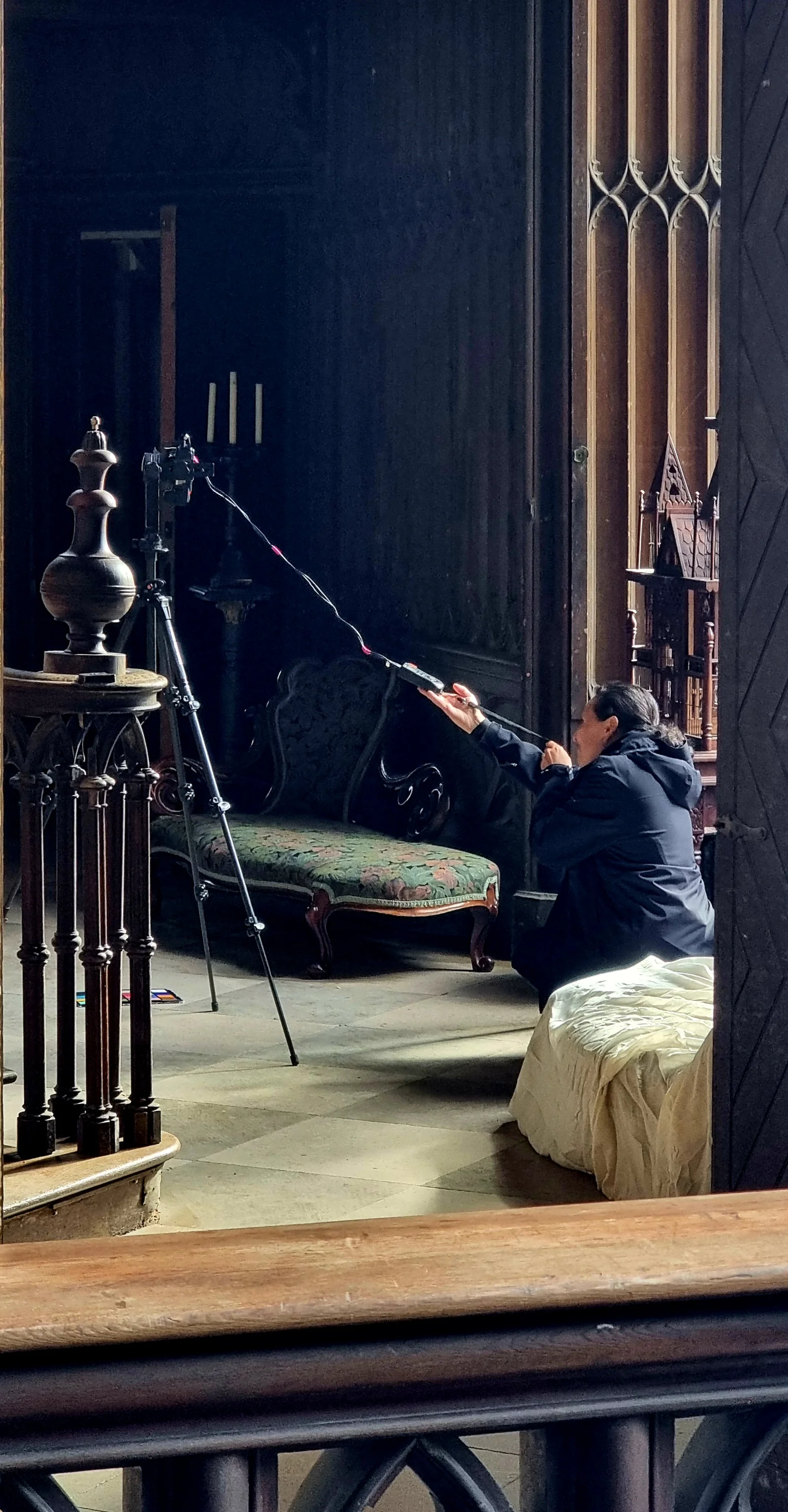 Operator raising a scanner on a pole to capture the upper gallery