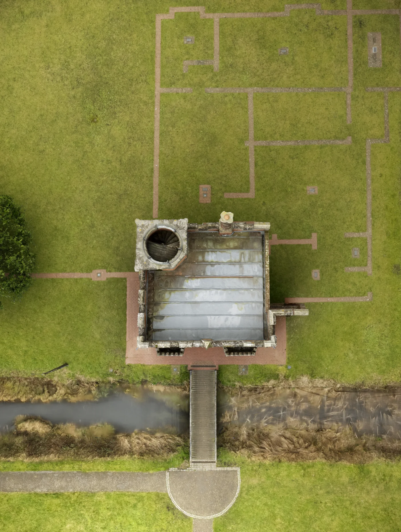 Plan view render showing the gatehouse and the moat earthworks