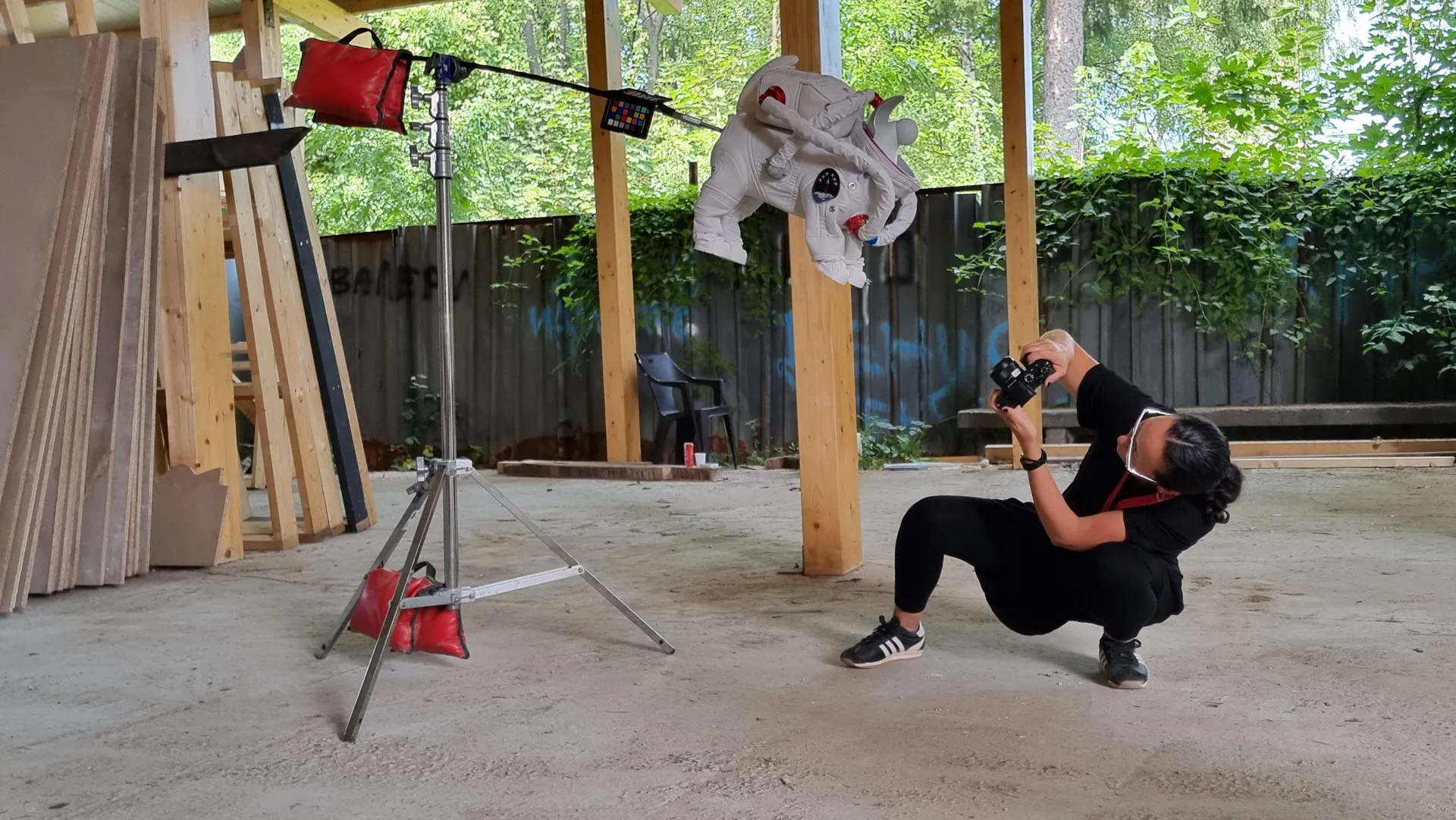 Jandira Guasque capturing photogrammetry data on set